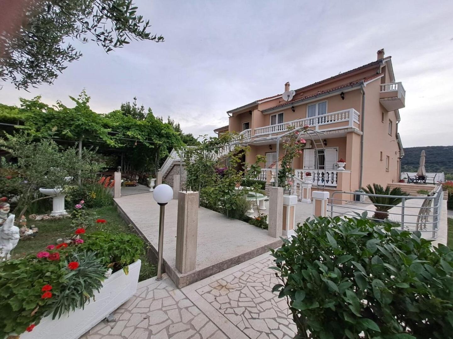 Apartments Mig - With Beautiful Garden Supetarska Draga Exterior photo